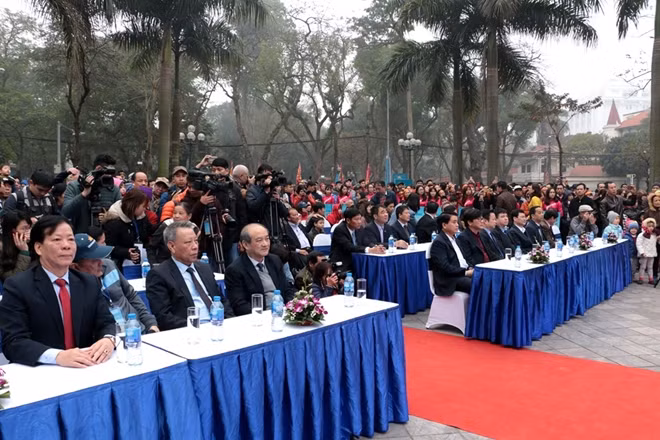 Thousands of locals and visitors began to gather at the West Lake in the early morning, long before the competition started at 10 am. Thousands of locals and visitors began to gather at the West Lake in the early morning, long before the competition started at 10 am.
