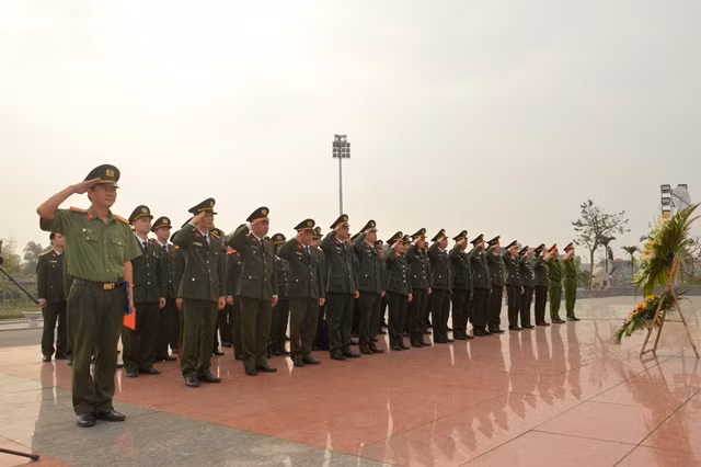 The Youth Unions of Hospital 198 and the Department of Telecommunications and Cipher offering incense in commemoration of President Ho Chi Minh. The Youth Unions of Hospital 198 and the Department of Telecommunications and Cipher offering incense in commemoration of President Ho Chi Minh.