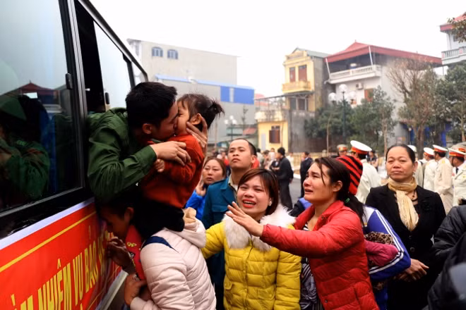 The youths, joining the army on February 14 at the National Stadium of My Dinh, were seen off by their relatives and friends in a warm atmosphere.