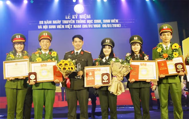 Seven outstanding Public Security students honored with noble awards and tittles ảnh 2