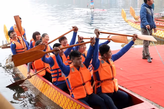 In the race for professionals, the Hai Duong team pocketed the gold medals in the men’s and mixed categories while the Hanoi team came first in the women’s category. In the race for professionals, the Hai Duong team pocketed the gold medals in the men’s and mixed categories while the Hanoi team came first in the women’s category.