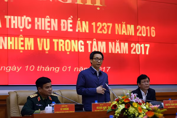 Deputy Prime Minister Vu Duc Dam speaking at the conference.