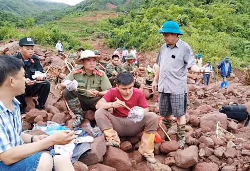 The local police force is now working the whole day and night alongside locals to rebuild houses, clear off tons of mud, dirt and rock from roads, with the aim of helping the people soon return to normal life.