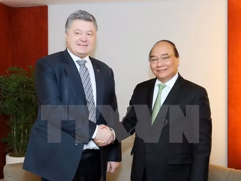Prime Minister Nguyen Xuan Phuc (R) meets Ukrainian President Petro Poroshenko in Davos Prime Minister Nguyen Xuan Phuc (R) meets Ukrainian President Petro Poroshenko in Davos
