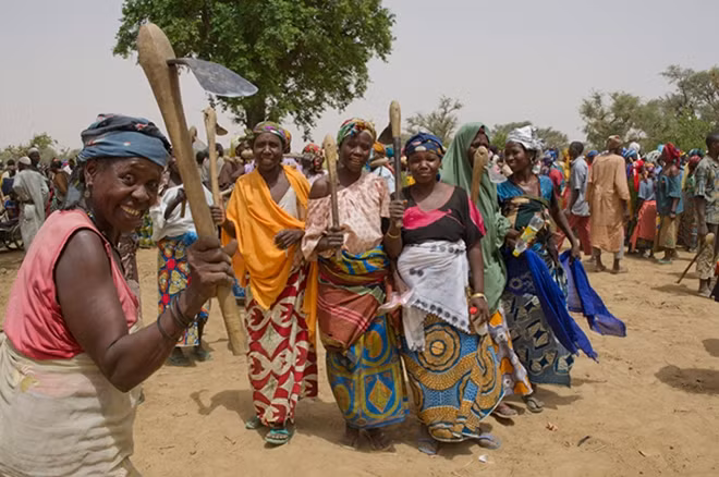 Thirty-three Malian refugee women participate in cash-for-work planting programme. Photo: UNHCR/Rein Skullerud