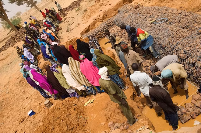 Water conservation in Niger aims to retain rainwater longer, for off-season use. Photo: UNHCR/ Rein Skullerud