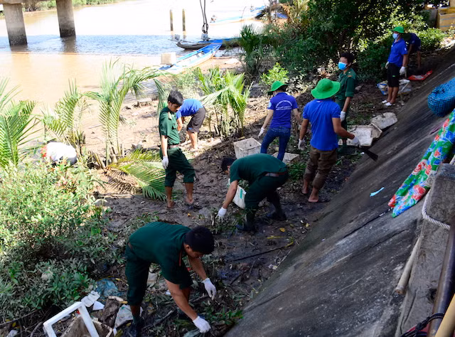 Tra Vinh armed forces participate in environmental protection. Tra Vinh armed forces participate in environmental protection.