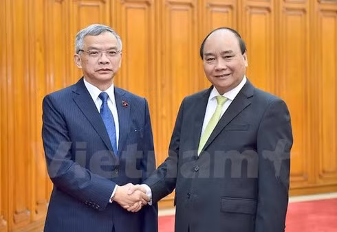 Prime Minister Nguyen Xuan Phuc (R) meets with Lao Minister of Natural Resources and Environment Sommad Pholsena (Photo: VNA)