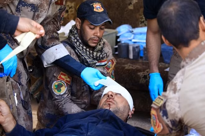 An injured man receives treatment by Iraqi special forces soldiers in Mosul, Iraq November 22, 2016. (Photo: Reuters)