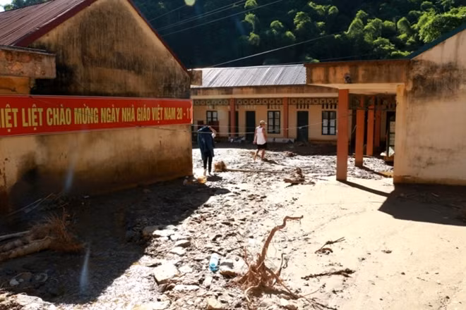 The Provincial Police of Thanh Hoa deployed forces during the recent vacation days to various localities to help people overcome aftermath of the recent flooding.