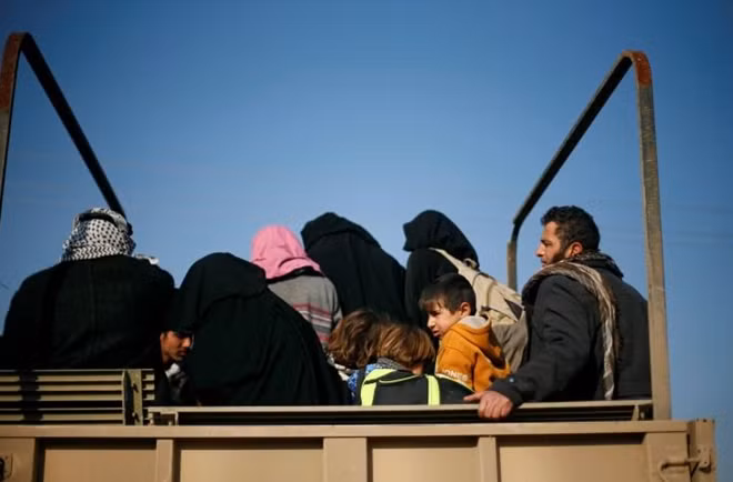 Displaced Iraqis flee their homes as Iraqi forces battle with Islamic State militants, in western Mosul, Iraq March 7, 2017. REUTERS/Suhaib Salem.