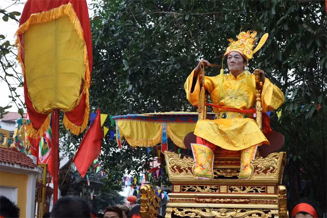 Tran Vu saint, according to legends, helps the King in building the Co Loa Citadel. Every year, on the 12th day of the first lunar month, the King and his mandarins should go there to do worshipping rituals.