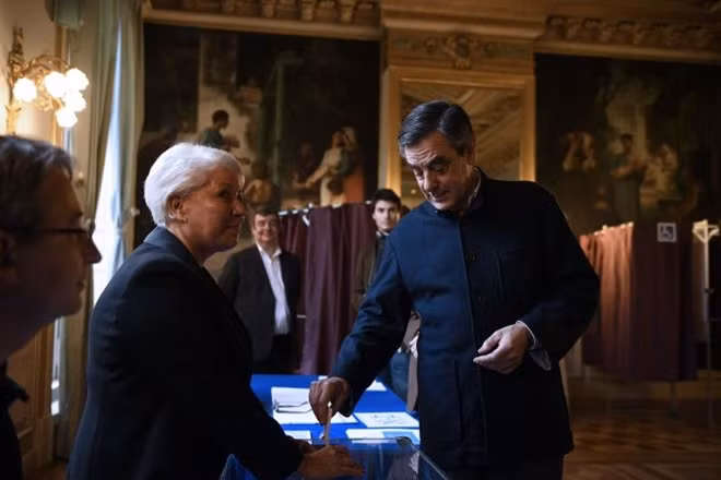 French politician Francois Fillon, member of the conservative Les Republicains political party, prepares to cast his ballot during the second round of the French center-right presidential primary election in Paris, France, November 27, 2016.(Photo: Reuters)