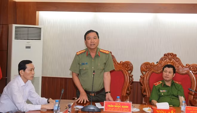 Colonel Tran Ngoc Hanh speaks at the working session. Colonel Tran Ngoc Hanh speaks at the working session.