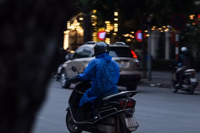 According to Senior Lieutenant Dang Thi Ha Thu of Traffic Police Office 2 under the Hanoi Traffic Police Division, her unit is tasked to guide traffic flows and ensure safety at the Dien Bien Phu - Tran Phu intersection from 6am to 5pm every day.