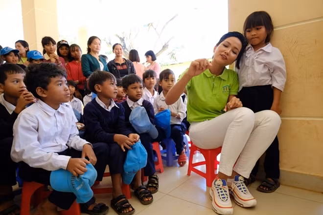 Miss Universe Vietnam H'Hen Nie sponsors libraries for poor children.
