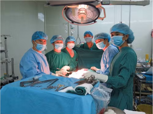 On January 11, two operations on the two kidney donors were conducted from 8am to 11am while two transplant operations on the two girls were started at 2pm the same day. On January 11, two operations on the two kidney donors were conducted from 8am to 11am while two transplant operations on the two girls were started at 2pm the same day.