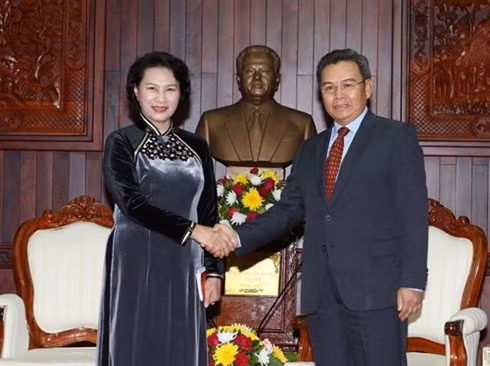 NA Chairwoman Nguyen Thi Kim Ngan (left) and Chairman of the Lao Front for National Construction Central Committee Chairman Saysomphone Phomvihane