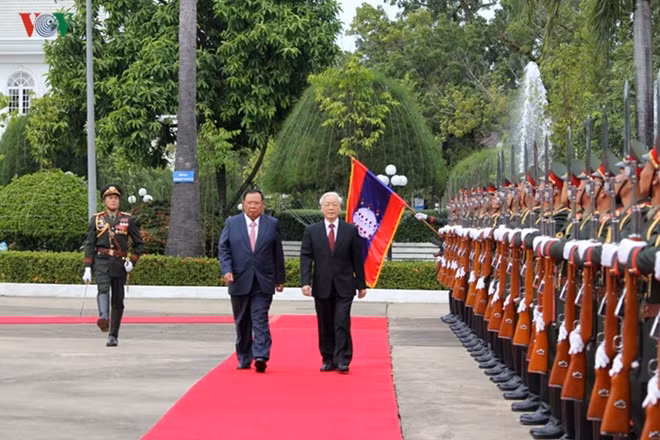 General Secretary of the LPRP and President of Laos Bounnhang Vorachith and Mr Trong Two leaders inspected the guard of honour.