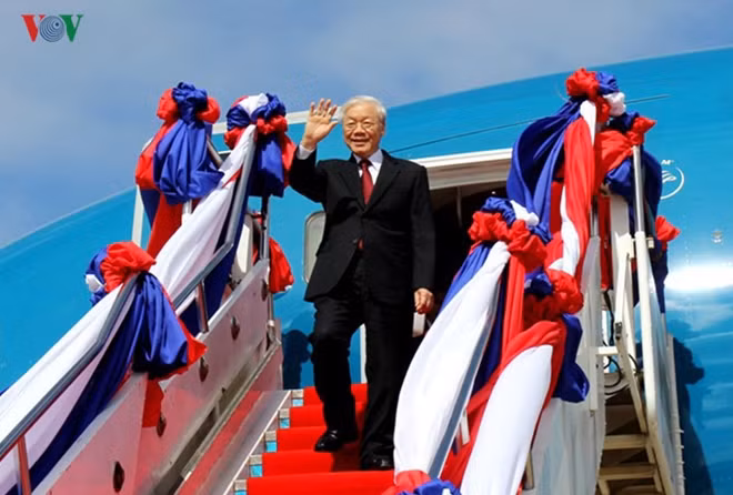 The Party chief and high-ranking Vietnamese delegation arrived in Vientiane on the morning of November 24 to start an official visit to Laos at the invitation of President Vorachith.