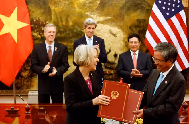 Vietnamese Ambassador to the U.S. Pham Quang Vinh (right) and U.S. Peace Corps Director Carrie Hessler-Radelet (left, front) sign a document to establish a Peace Corps program in Vietnam on May 24. (Photo: Reuters)