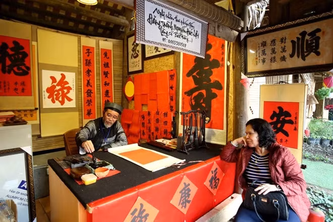 Crowds gathered at Ho Van to visit the calligraphy exhibition and request personalised brushworks from the calligraphers.