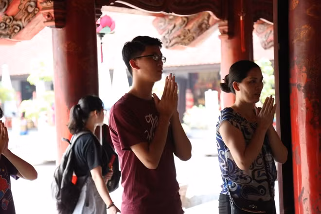 A student and his mother pray for good luck. He will join around 900,000 other students across the country who will be taking the exams from June 25 to 27.