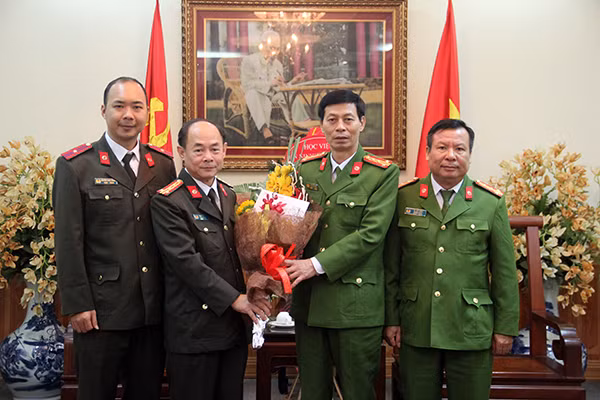 Senior Colonel Tran Kim Tham congratulating the University of Fire Prevention and Fighting.
