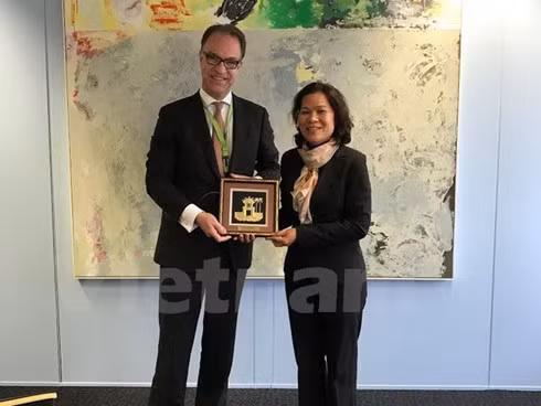 Ambassador Ngo Thi Hoa (R) and Peter Potman, director of the Asia and Oceania Department under the Ministry of Foreign Affairs of the Netherlands. Ambassador Ngo Thi Hoa (R) and Peter Potman, director of the Asia and Oceania Department under the Ministry of Foreign Affairs of the Netherlands.