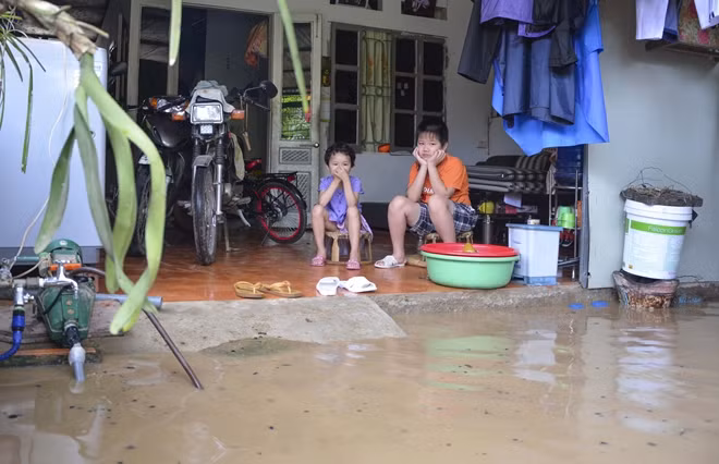 As of Tuesday evening, no human casualties had been recorded in the province but floods had inundated 130ha of rice, 30ha of and fish farming areas, swept away 100 cattle and fowls. As many as 69 houses were totally ruined and some villages were isolated as incoming and outgoing traffic became nearly impossible.