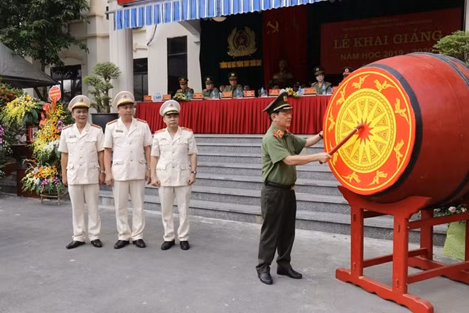 Deputy Minister Nguyen Van Son beats the drum to start the school year of 2019 - 2020.