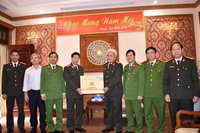 Deputy Minister Bui Van Nam and leaders of the Ninh Binh Provincial Police Department.