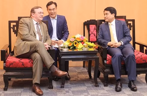 Chairman of the Hanoi People’s Committee Nguyen Duc Chung (R) receives Hungarian Ambassador Ory Csaba on December 21.