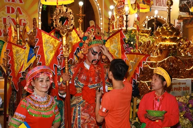 On May 28, a grand procession of Buddha’s relics from Quan Su Temple made its way around major streets in central Hanoi, drawing the participation of thousands of Buddhists and local residents