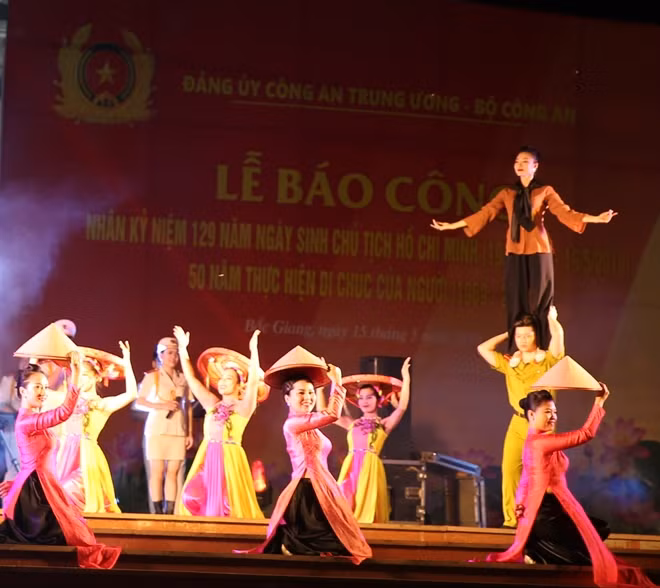 An art performance at the “Ho Chi Minh - the shining sun” art show. An art performance at the “Ho Chi Minh - the shining sun” art show.