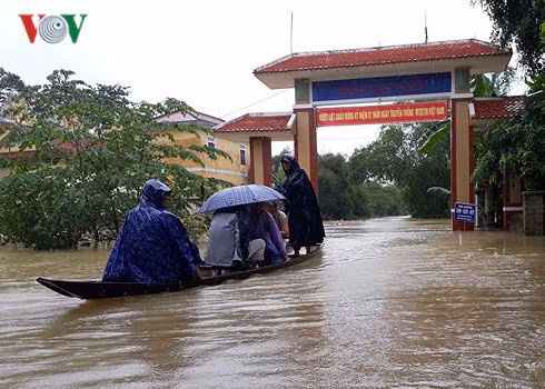 Torrential rains over the last two days have caused serious flooding in Thua Thien-Hue Province and, as a result, many parts of roads in lowland areas are inundated and isolated.