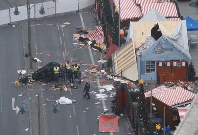 Policemen investigate the scene where a truck plowed into a crowded Christmas market in Berlin. REUTERS/Fabrizio Bensch