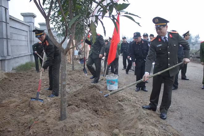 Police officers of the Nghe An Provincial Police planting trees. Police officers of the Nghe An Provincial Police planting trees.