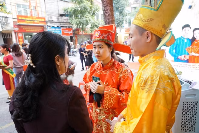 Many people said that they do not involve in any business activities but also queued to buy gold for ‘luck’, they often buy a small amount of gold. Many gold shops hold lion and dragon dances or cakes to attract customers. Many people said that they do not involve in any business activities but also queued to buy gold for ‘luck’, they often buy a small amount of gold. Many gold shops hold lion and dragon dances or cakes to attract customers.