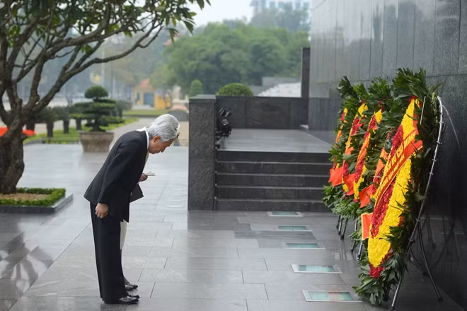 The Japanese Emperor and Empress laying a wreath to pay tribute to President Ho Chi Minh at his mausoleum in Hanoi.