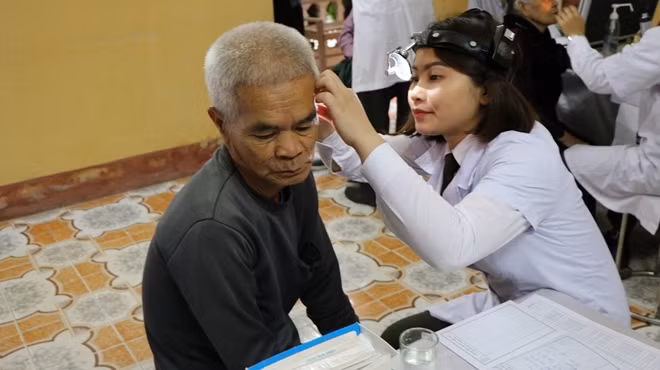 Police doctor provides free health checkups for poor people in Nam Dinh