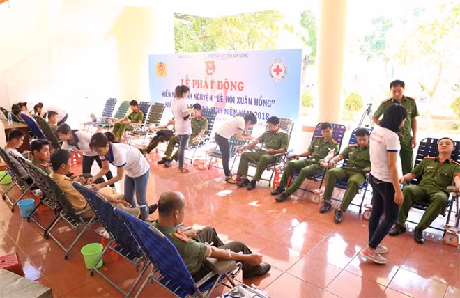 Young police officers of the Dak Nong Provincial Police at the drive.