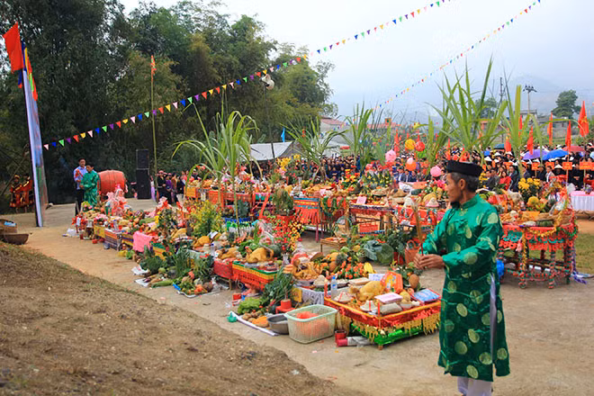 The Long Thong Bung Kham Festival is one of the biggest and most important events of Lang Son province. The event is organized annually in Dai Dong district, Lang Son province.