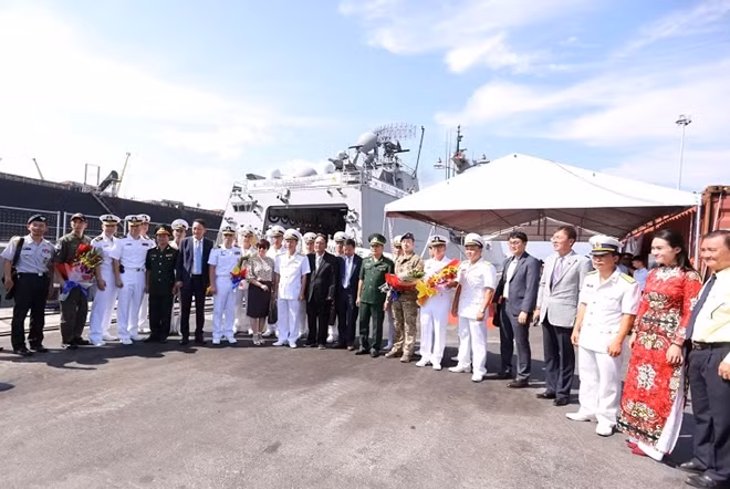 The RoK military delegation was received by the Navy Zone 3 High Command, the Ministry of National Defense’s Foreign Affairs Department and local military command. The RoK military delegation was received by the Navy Zone 3 High Command, the Ministry of National Defense’s Foreign Affairs Department and local military command.