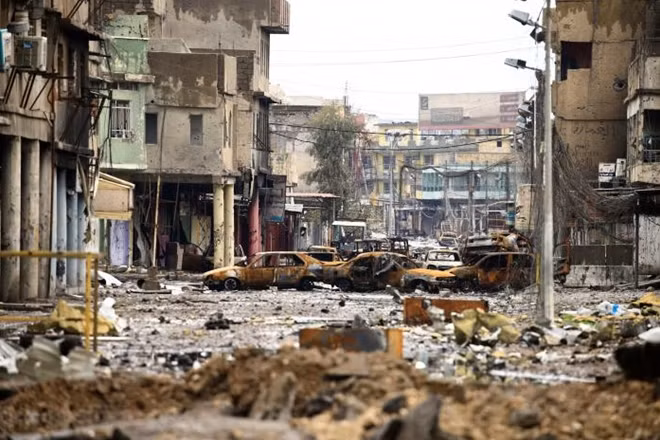 Cars burnt and destroyed by clashes are seen on a street during a battle between Iraqi forces and Islamic State militants, in Mosul, Iraq March 16, 2017. REUTERS/Thaier Al-Sudani.