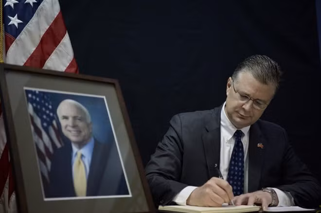Earlier the same day, the US Embassy also opened a condolence book for late Senator John McCain at the Vuon Hong Building, No 170 Ngoc Khanh Street, Hanoi. Many people have come to share the great loss with the McCain family and the American people.