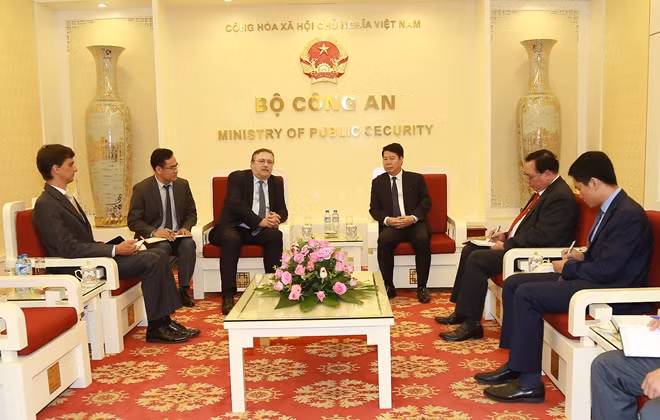 Deputy Minister Bui Van Nam meeting Ambassador Extraordinary and Plenipotentiary of Hungary to Vietnam Ory Csaba.