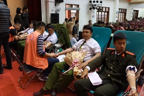 More than 300 Hai Phong young police officers active in donating blood.