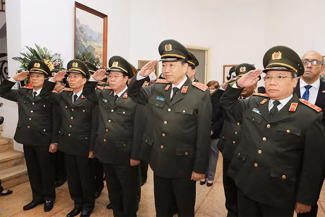 The delegation paying tribute to Cuban revolutionary leader Fidel Castro at the Cuban Embassy in Hanoi.