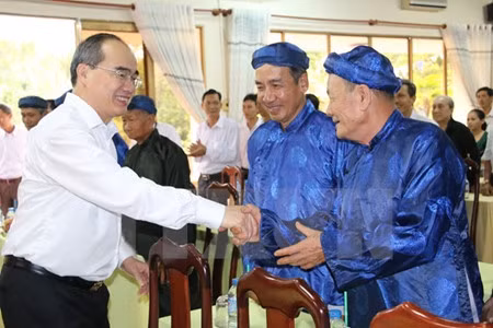 VFF President Nguyen Thien Nhan meets with locals in My An 2 village.
